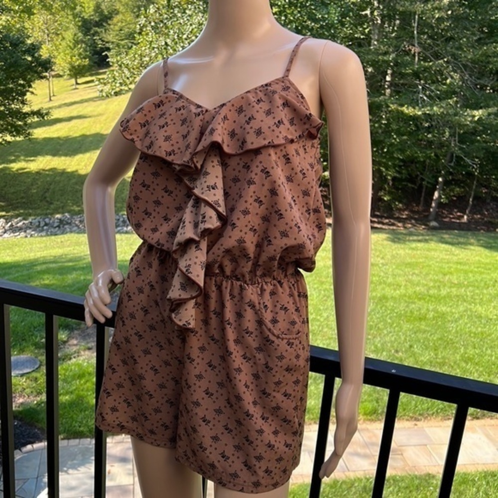 Cute light brown/black floral ruffle pocketed romper